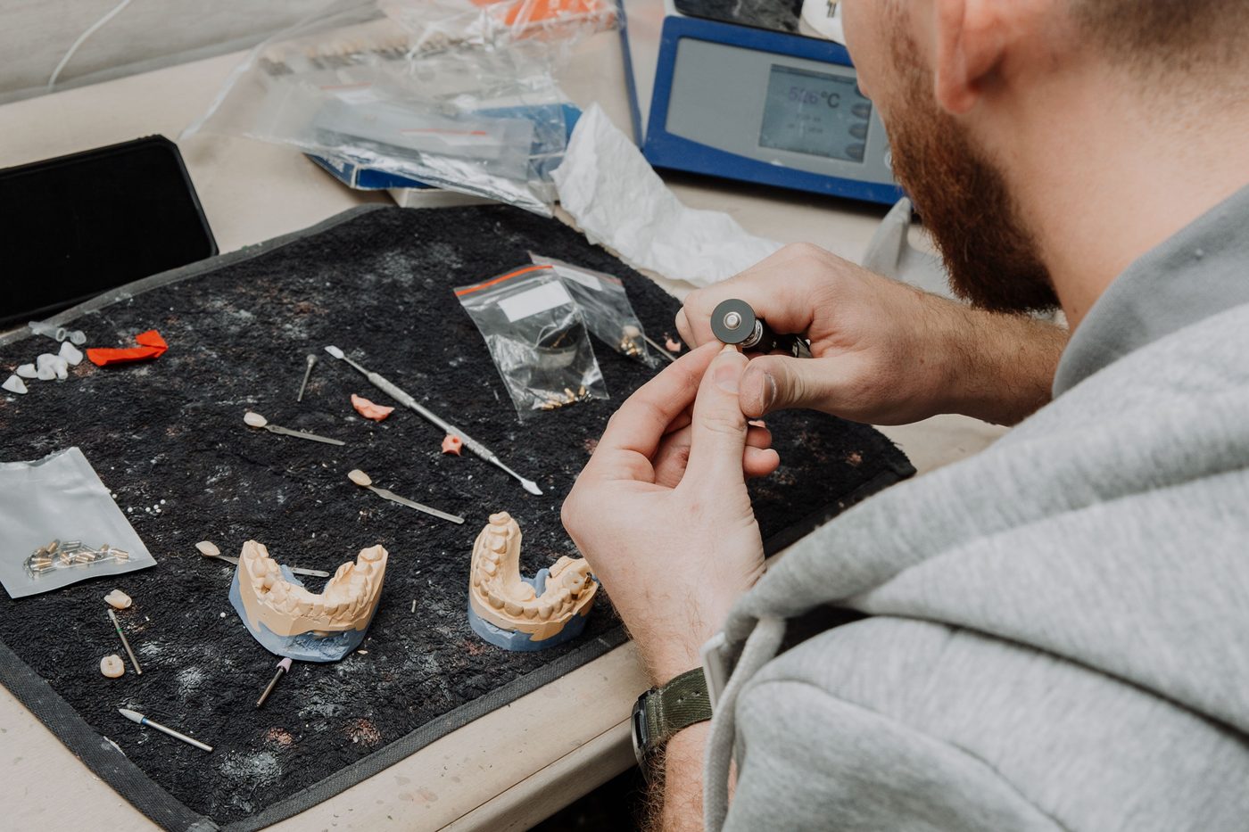 Zahntechniker bei der Handarbeit im Labor